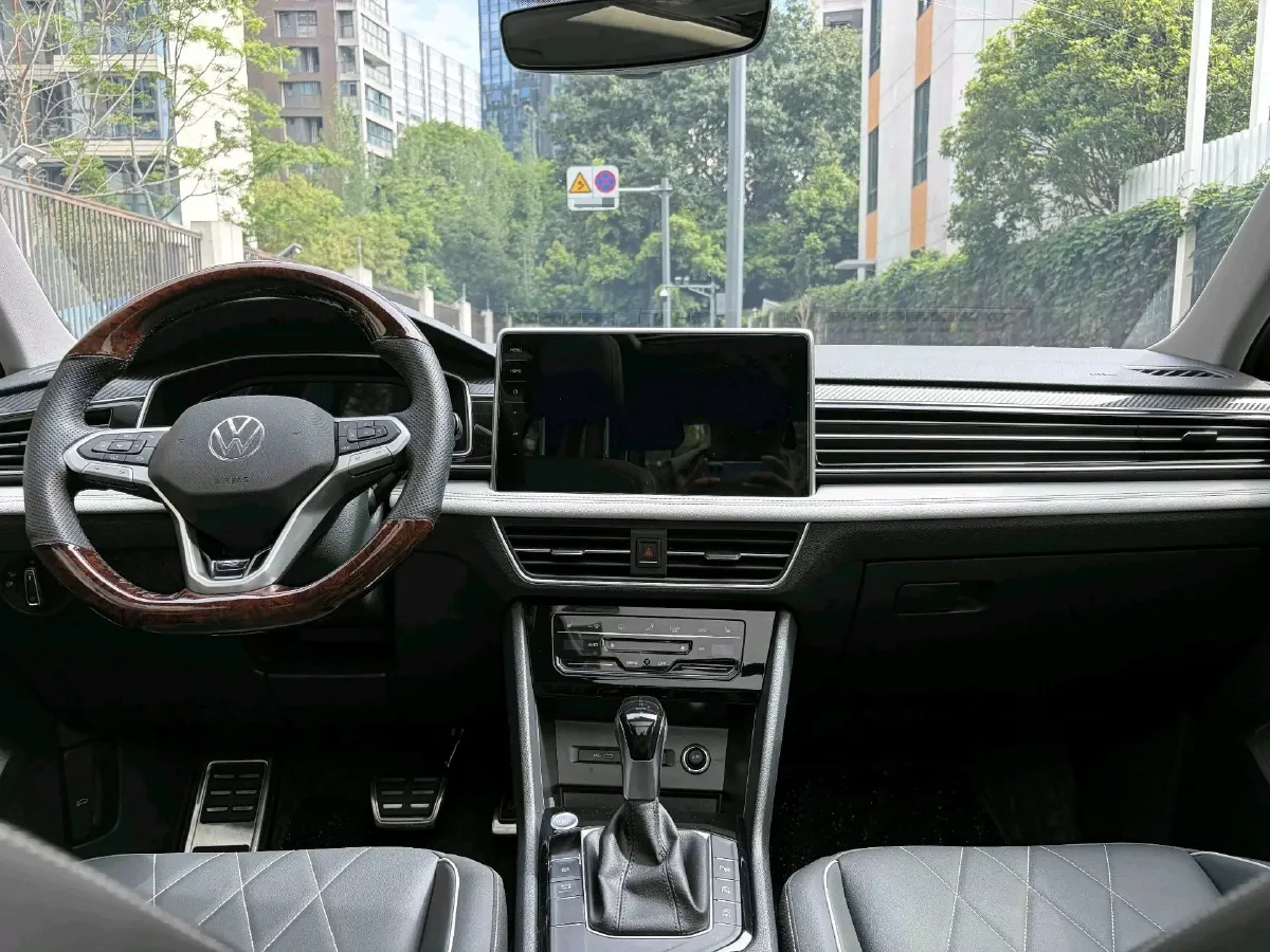 2024 Volkswagen Tiguan L 2.0T 186HP L4 7DCT,autocango,china used car exporter,china ev exporter,chinese used car exporter,chinese used ev exporter
