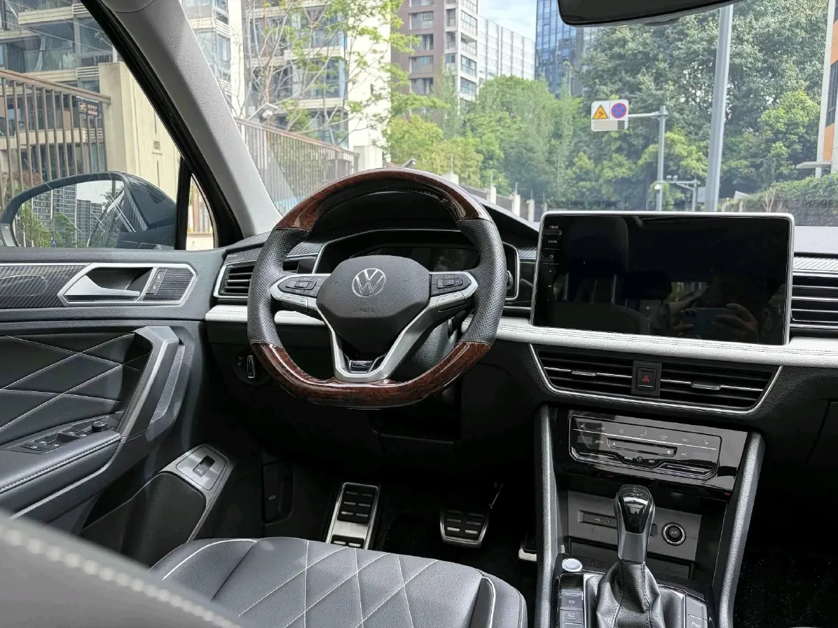 2024 Volkswagen Tiguan L 2.0T 186HP L4 7DCT,autocango,china used car exporter,china ev exporter,chinese used car exporter,chinese used ev exporter