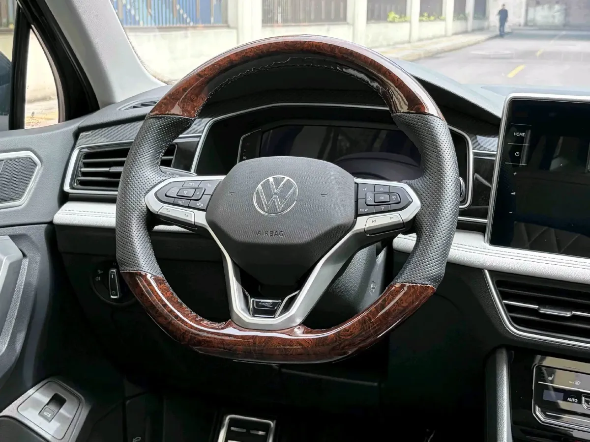 2024 Volkswagen Tiguan L 2.0T 186HP L4 7DCT,autocango,china used car exporter,china ev exporter,chinese used car exporter,chinese used ev exporter