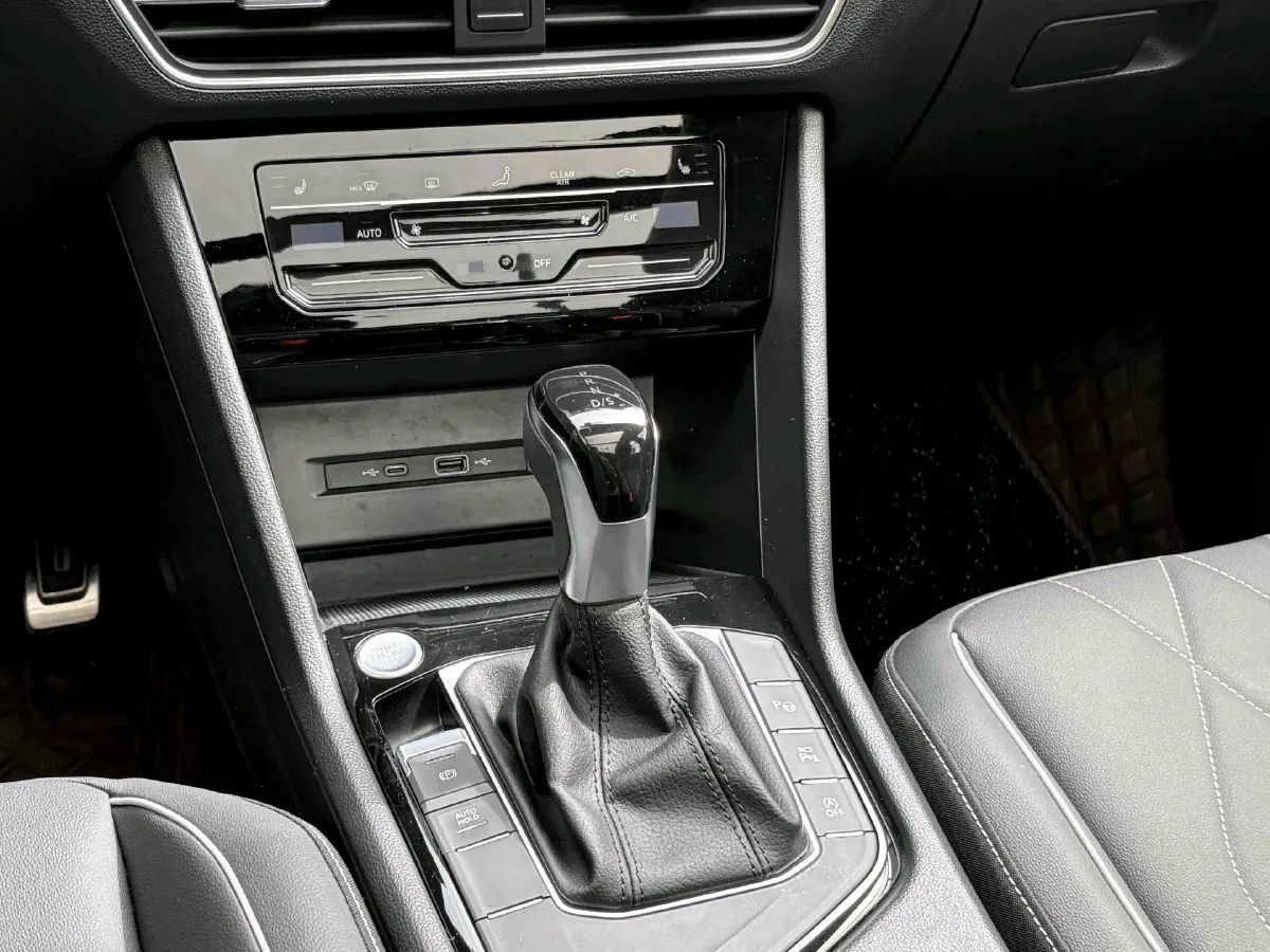 2024 Volkswagen Tiguan L 2.0T 186HP L4 7DCT,autocango,china used car exporter,china ev exporter,chinese used car exporter,chinese used ev exporter