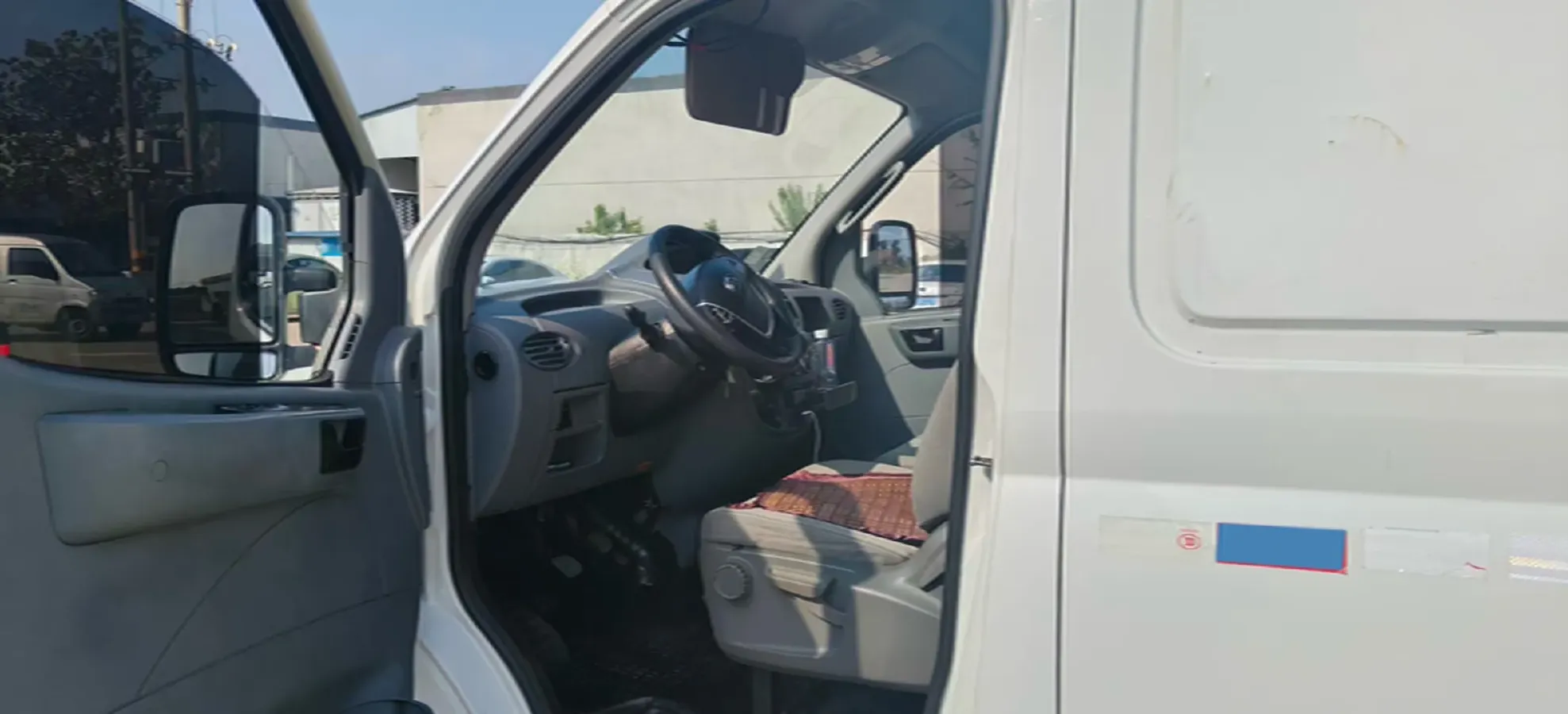 2023 MAXUS XinTu V80 2.0T 127HP L4 6MT,autocango,china used car exporter,china ev exporter,chinese used car exporter,chinese used ev exporter