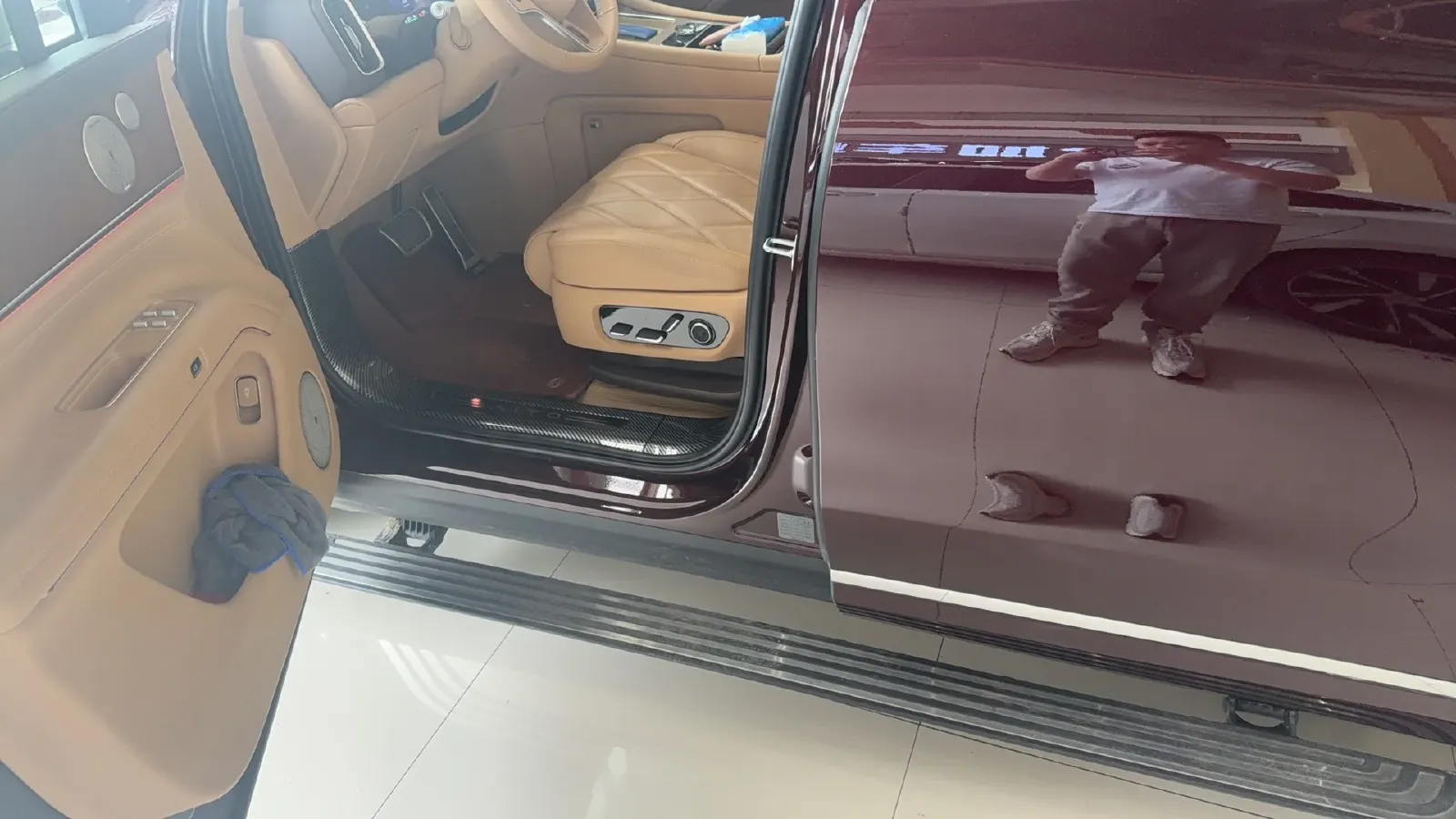 2025 AITO AITO M9 REEV 160HP REEV 52KWH,autocango,china used car exporter,china ev exporter,chinese used car exporter,chinese used ev exporter