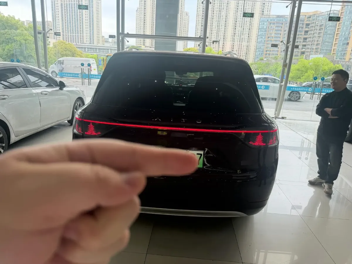 2025 AITO AITO M9 REEV 160HP REEV 52KWH,autocango,china used car exporter,china ev exporter,chinese used car exporter,chinese used ev exporter