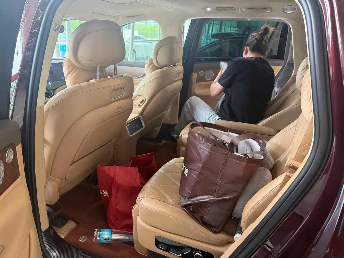 2025 AITO AITO M9 REEV 160HP REEV 52KWH,autocango,china used car exporter,china ev exporter,chinese used car exporter,chinese used ev exporter