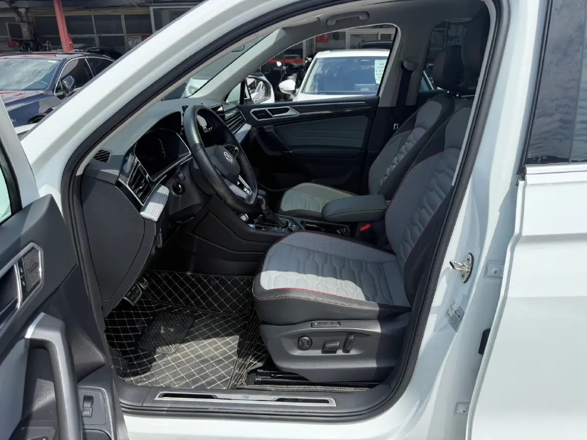 2023 Volkswagen Tiguan L 2.0T 220HP L4 7DCT,autocango,china used car exporter,china ev exporter,chinese used car exporter,chinese used ev exporter