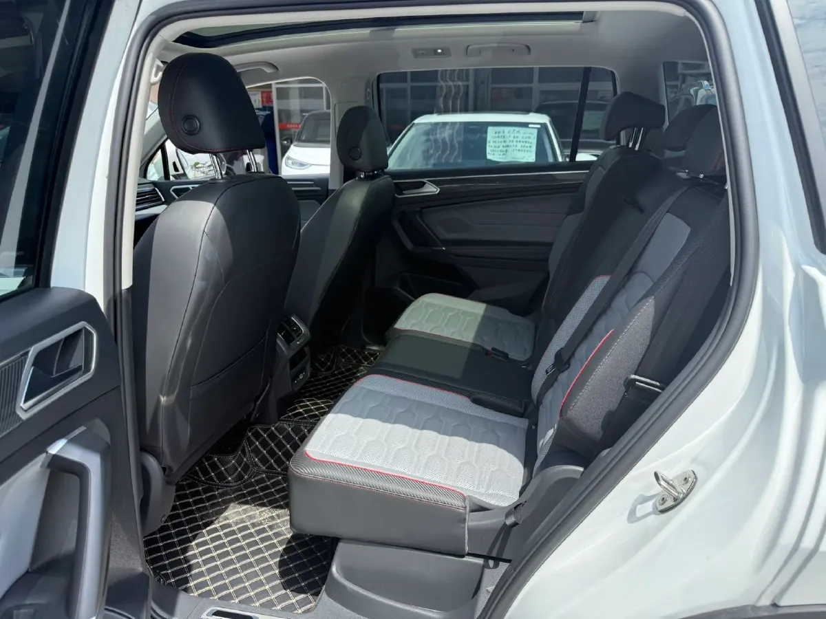 2023 Volkswagen Tiguan L 2.0T 220HP L4 7DCT,autocango,china used car exporter,china ev exporter,chinese used car exporter,chinese used ev exporter