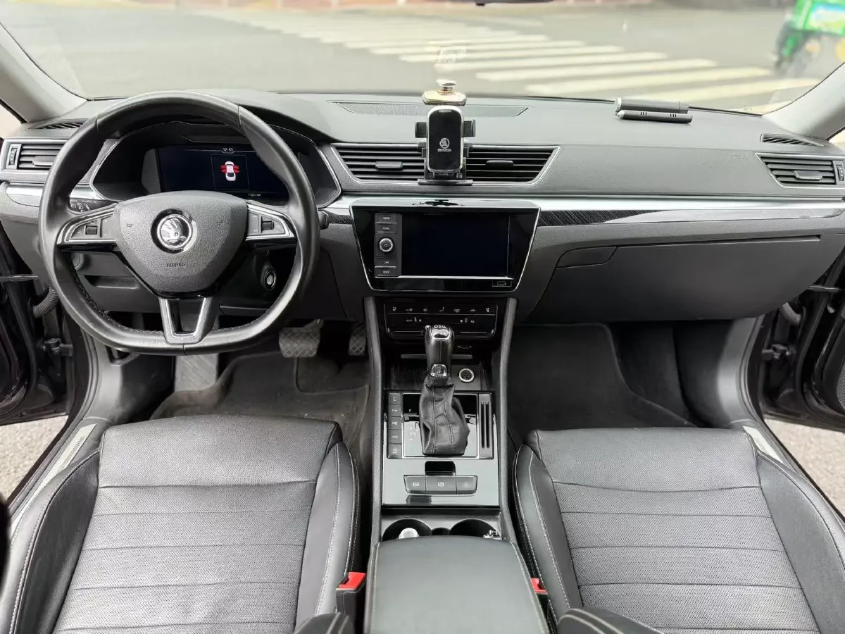 2019 Skoda Superb 2.0T 186HP L4 7DCT,autocango,china used car exporter,china ev exporter,chinese used car exporter,chinese used ev exporter
