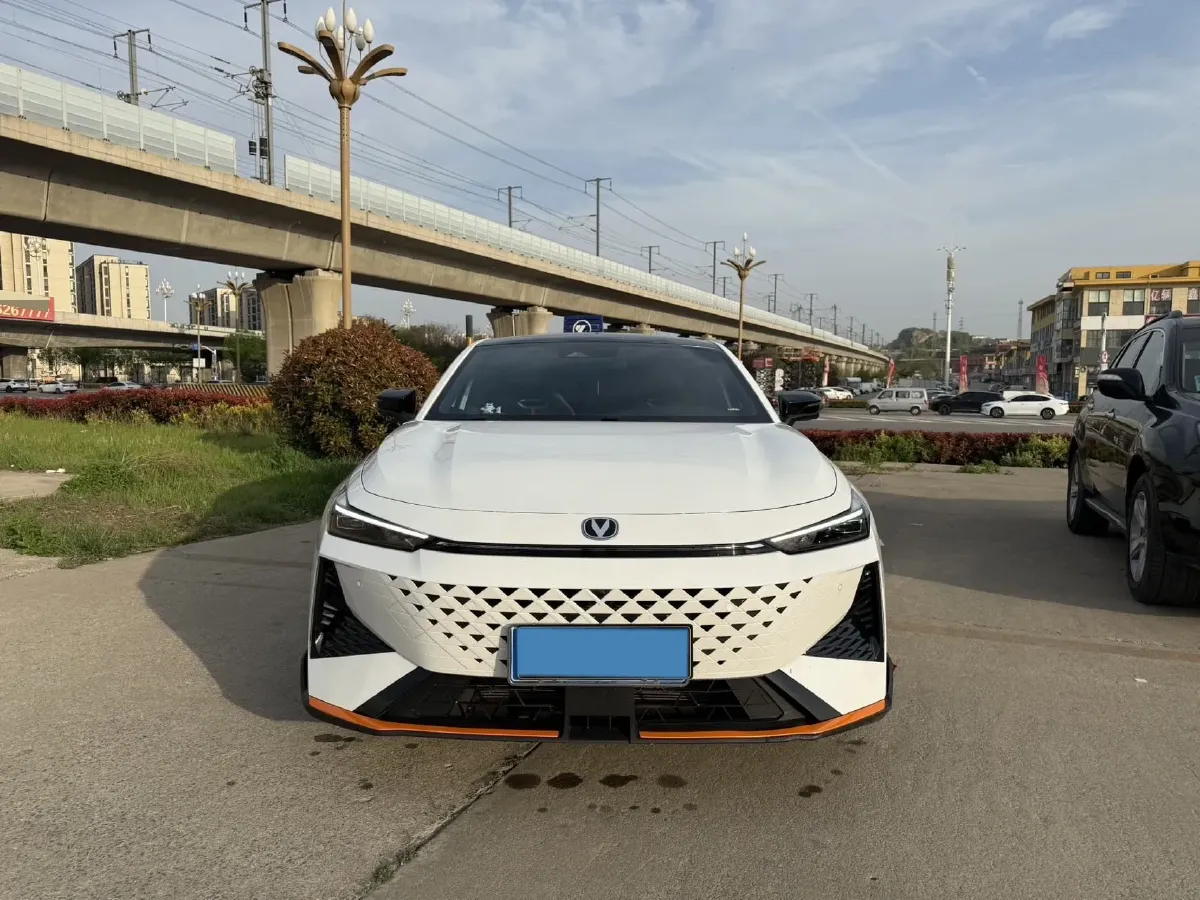 2024 ChangAn UNI-V 1.5T 188HP L4 7DCT,autocango,china used car exporter,china ev exporter,chinese used car exporter,chinese used ev exporter