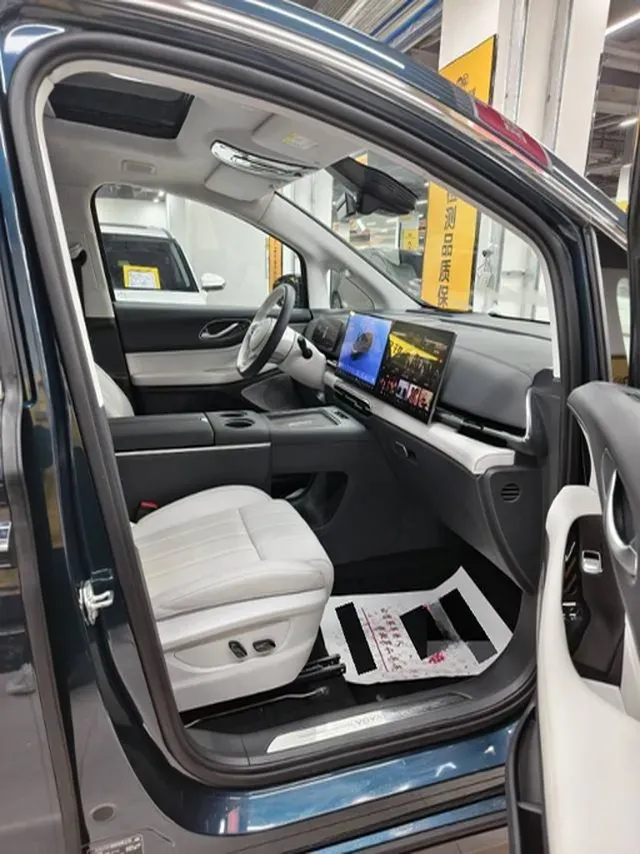 2025 Voyah Dream 1.5T 150HP L4 PHEV 41.7KWH,autocango,china used car exporter,china ev exporter,chinese used car exporter,chinese used ev exporter