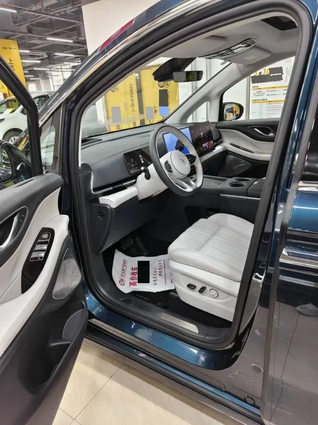 2025 Voyah Dream 1.5T 150HP L4 PHEV 41.7KWH,autocango,china used car exporter,china ev exporter,chinese used car exporter,chinese used ev exporter