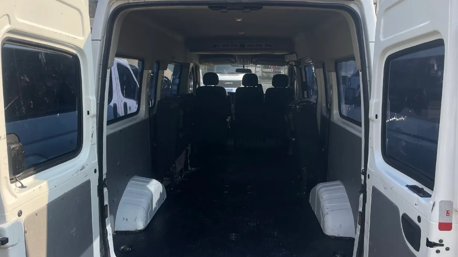 2023 MAXUS XinTu V80 2.0T 127HP L4 6MT,autocango,china used car exporter,china ev exporter,chinese used car exporter,chinese used ev exporter