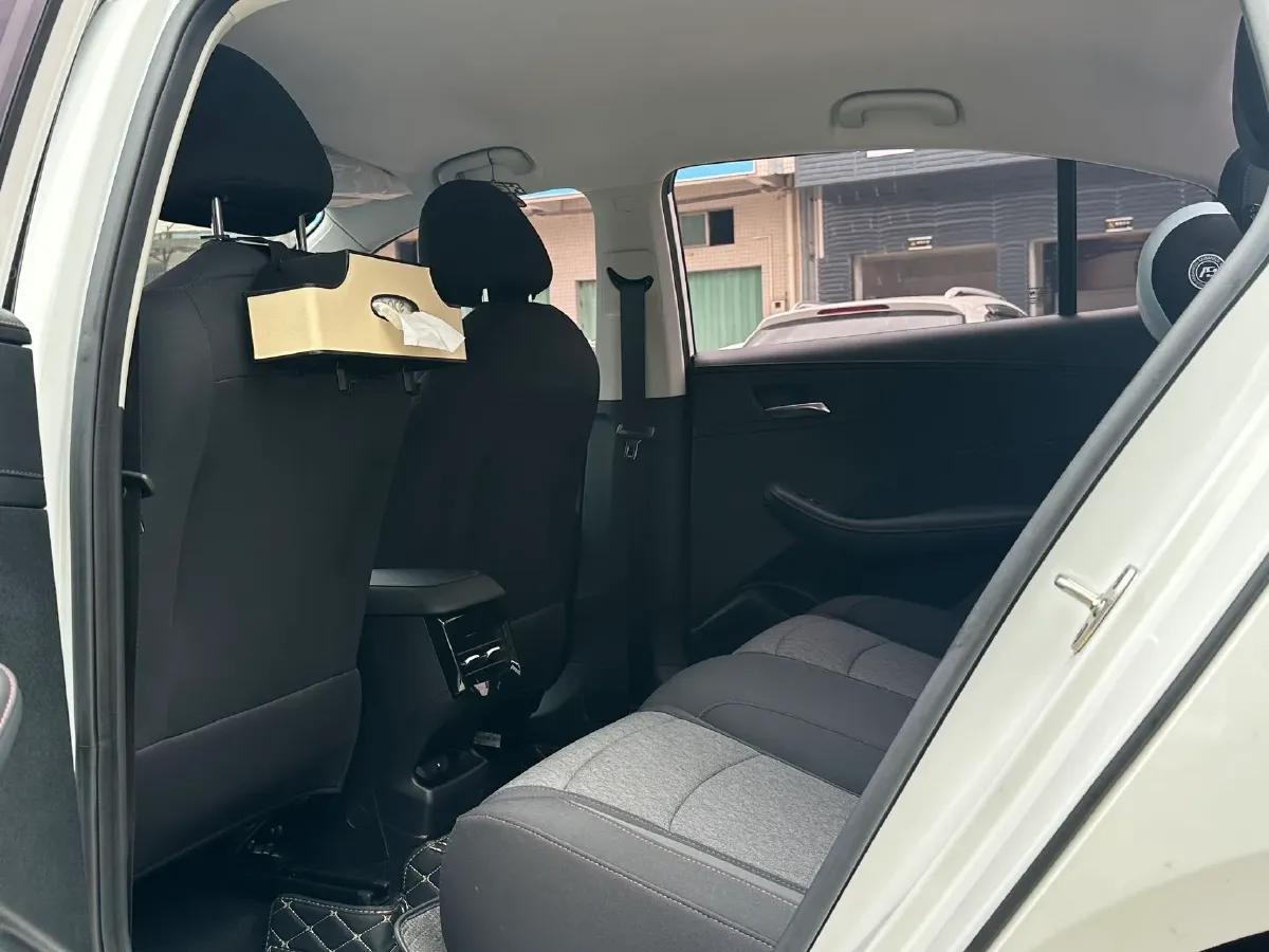 2023 Roewe i5 1.5L 129HP L4 5MT,autocango,china used car exporter,china ev exporter,chinese used car exporter,chinese used ev exporter