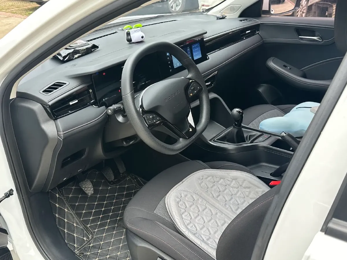 2023 Roewe i5 1.5L 129HP L4 5MT,autocango,china used car exporter,china ev exporter,chinese used car exporter,chinese used ev exporter