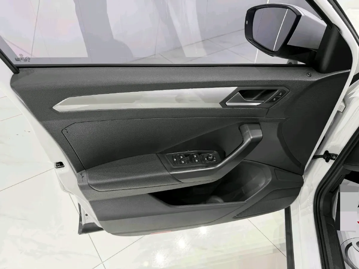 2022 Volkswagen T-Roc 1.4T 150HP L4 7DCT,autocango,china used car exporter,china ev exporter,chinese used car exporter,chinese used ev exporter