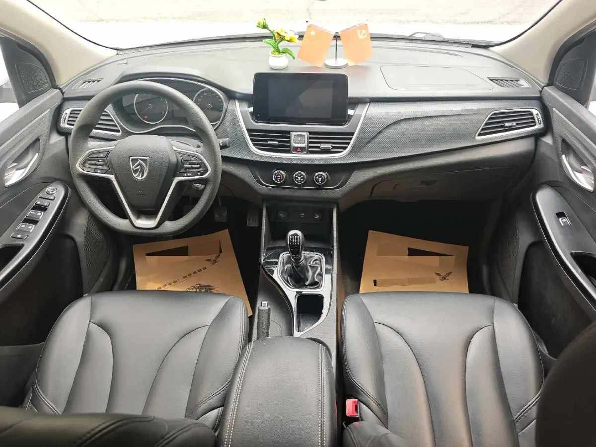 2019 BaoJun 730 1.5L 105HP L4 6MT,autocango,china used car exporter,china ev exporter,chinese used car exporter,chinese used ev exporter