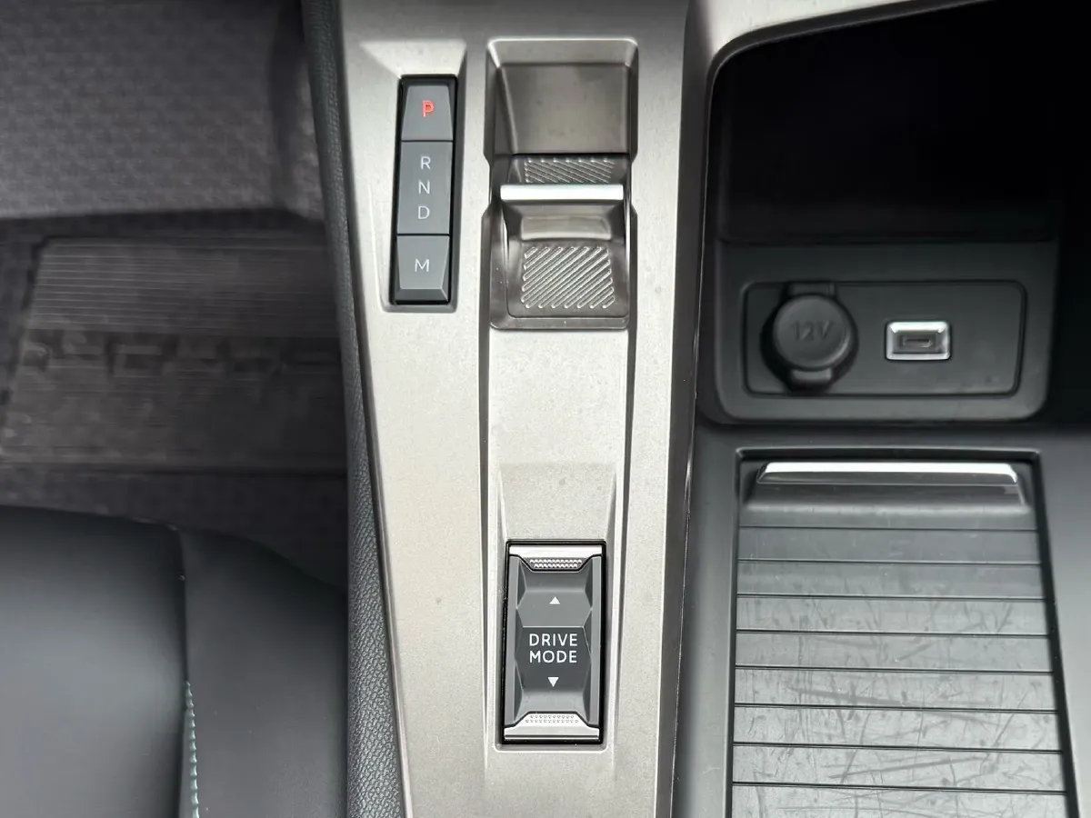 2023 Peugeot 408X 1.6T 175HP L4 8AT,autocango,china used car exporter,china ev exporter,chinese used car exporter,chinese used ev exporter