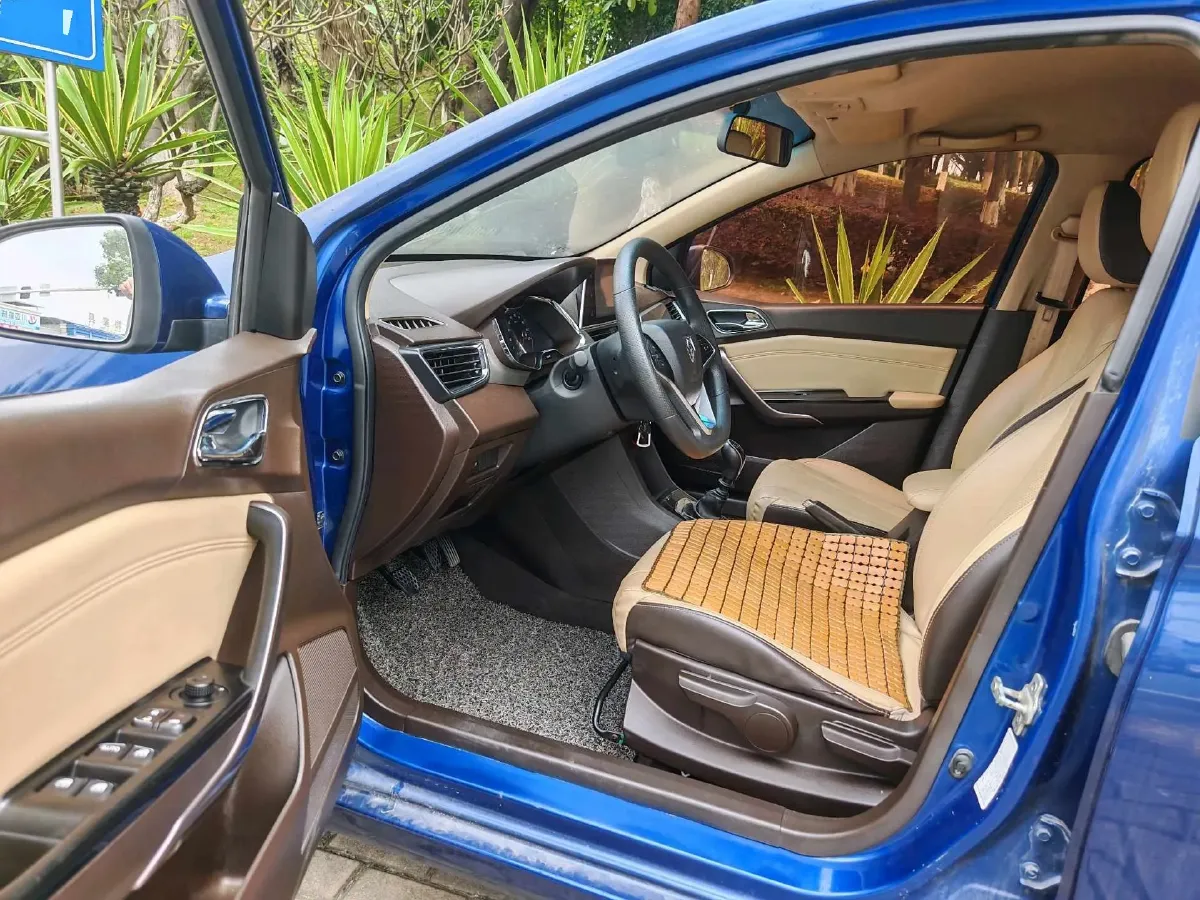 2017 BaoJun 310W 1.5L 112HP L4 6MT,autocango,china used car exporter,china ev exporter,chinese used car exporter,chinese used ev exporter