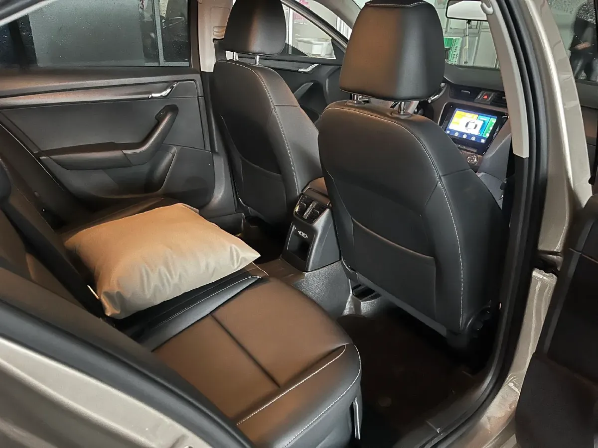 2021 Skoda Octavia 1.5L 113HP L4 6AT,autocango,china used car exporter,china ev exporter,chinese used car exporter,chinese used ev exporter