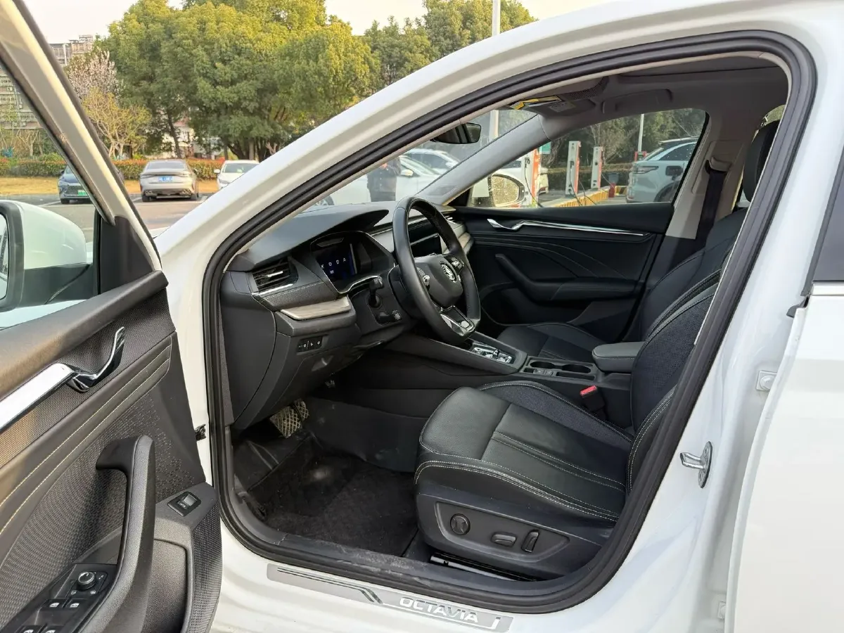 2022 Skoda Octavia 1.4T 150HP L4 7DCT,autocango,china used car exporter,china ev exporter,chinese used car exporter,chinese used ev exporter