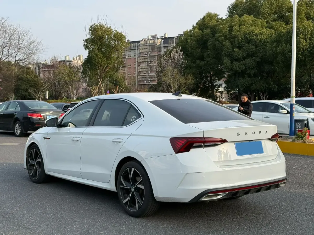 2022 Skoda Octavia 1.4T 150HP L4 7DCT,autocango,china used car exporter,china ev exporter,chinese used car exporter,chinese used ev exporter