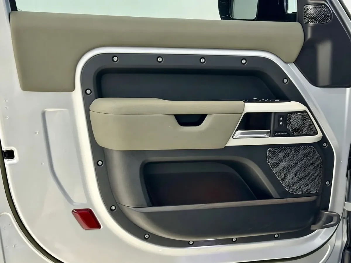 2023 Land Rover Defender 3.0T 400HP L6 8AT,autocango,china used car exporter,china ev exporter,chinese used car exporter,chinese used ev exporter