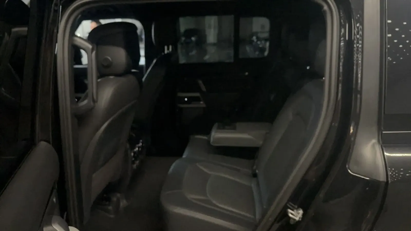 2024 Land Rover Defender 3.0T 400HP L6 8AT,autocango,china used car exporter,china ev exporter,chinese used car exporter,chinese used ev exporter