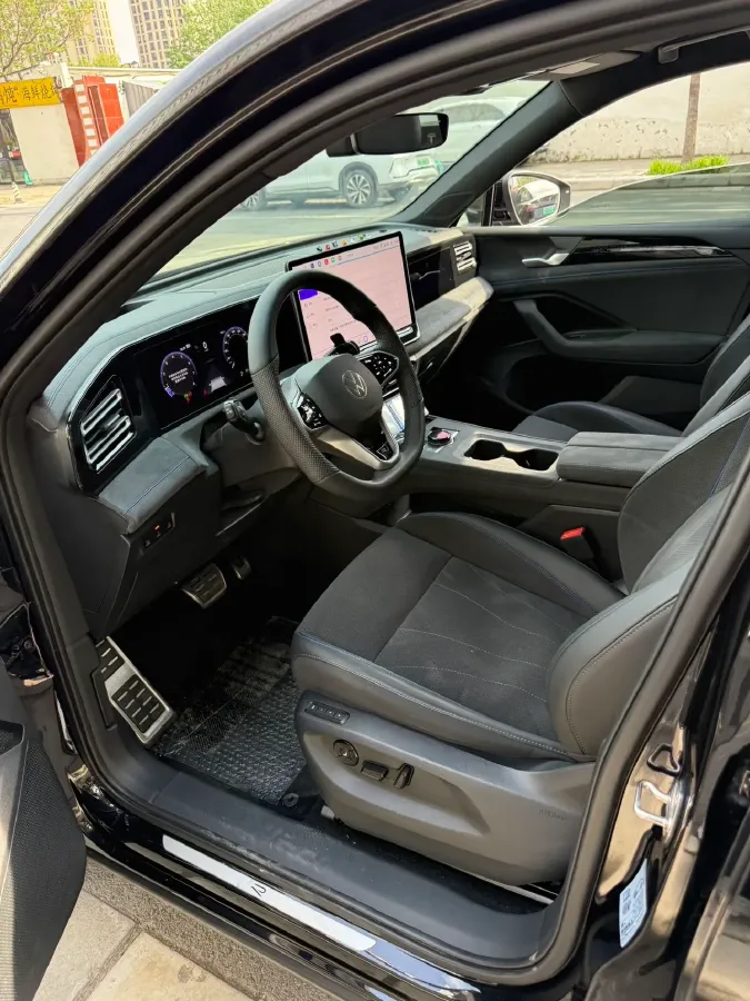 2025 Volkswagen Tiguan L 2.0T 220HP L4 7DCT,autocango,china used car exporter,china ev exporter,chinese used car exporter,chinese used ev exporter