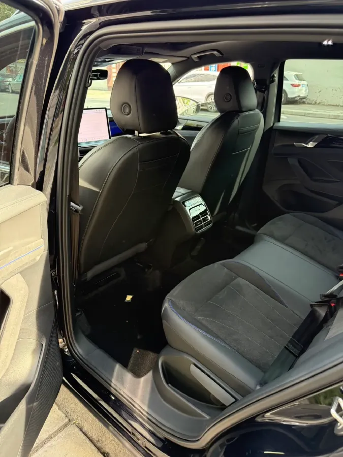 2025 Volkswagen Tiguan L 2.0T 220HP L4 7DCT,autocango,china used car exporter,china ev exporter,chinese used car exporter,chinese used ev exporter