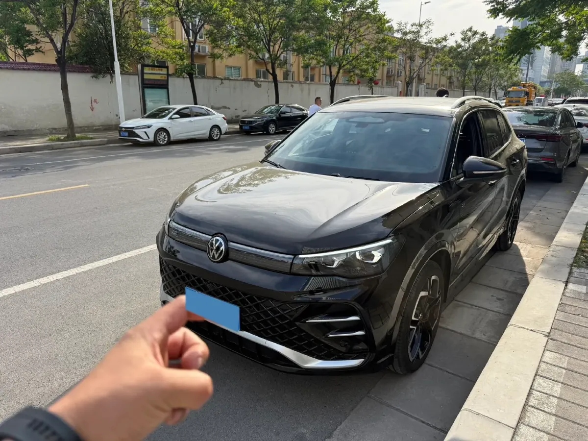 2025 Volkswagen Tiguan L 2.0T 220HP L4 7DCT,autocango,china used car exporter,china ev exporter,chinese used car exporter,chinese used ev exporter