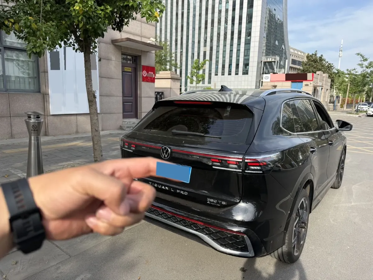 2025 Volkswagen Tiguan L 2.0T 220HP L4 7DCT,autocango,china used car exporter,china ev exporter,chinese used car exporter,chinese used ev exporter