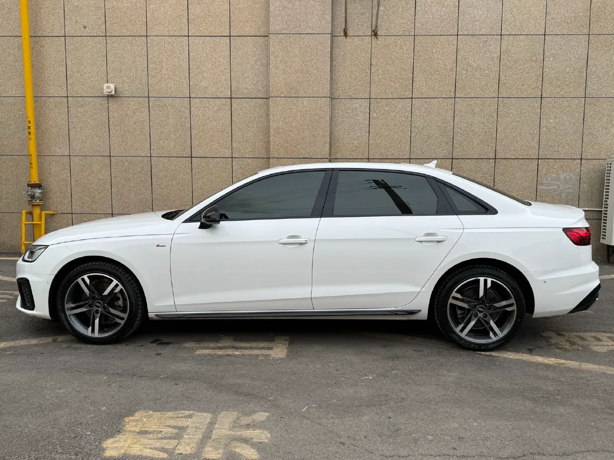 2022 Audi A4L 2.0T 190HP L4 7DCT,autocango,china used car exporter,china ev exporter,chinese used car exporter,chinese used ev exporter