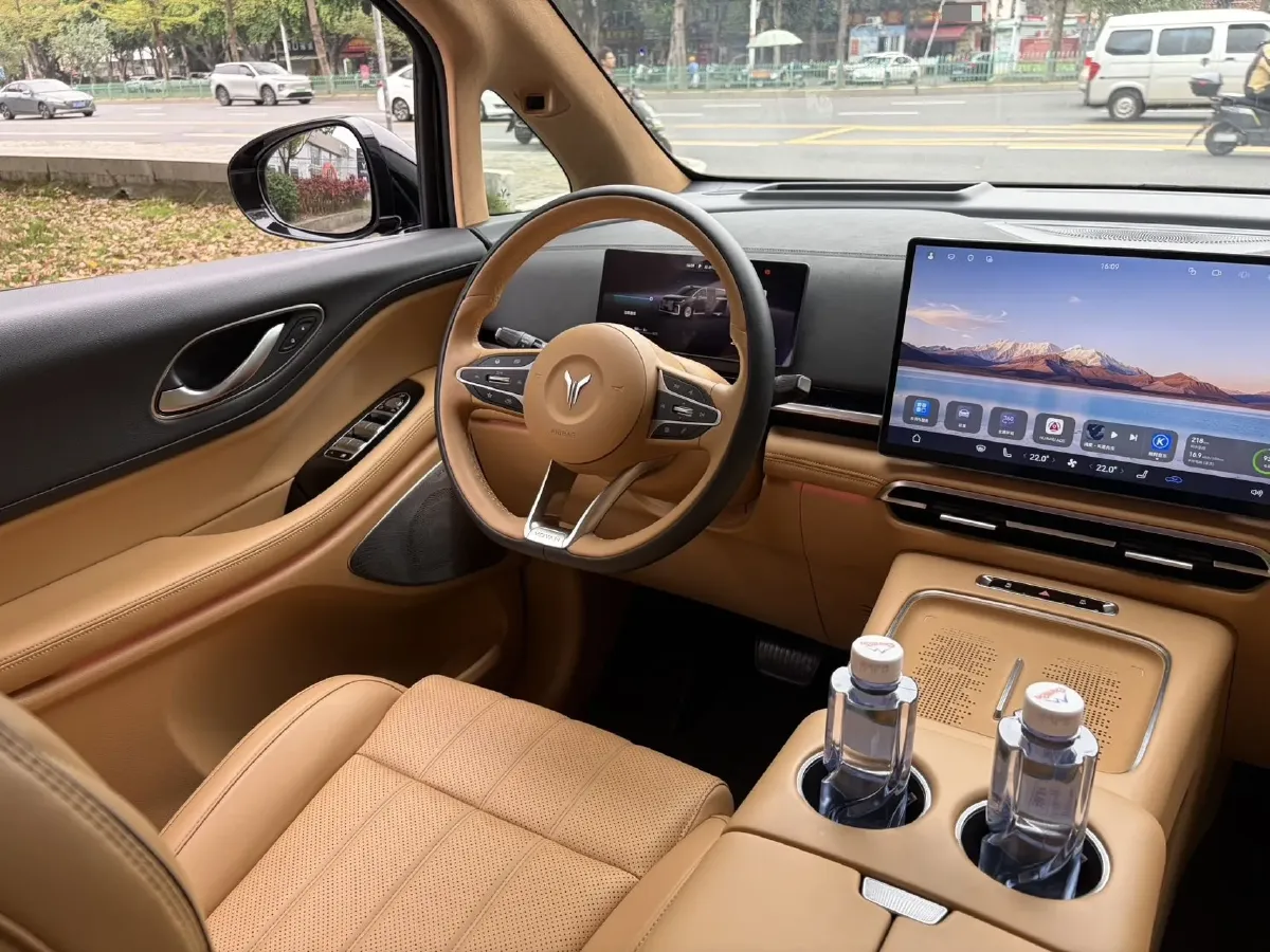 2025 Voyah Dream 1.5T 150HP L4 PHEV 41.7KWH,autocango,china used car exporter,china ev exporter,chinese used car exporter,chinese used ev exporter