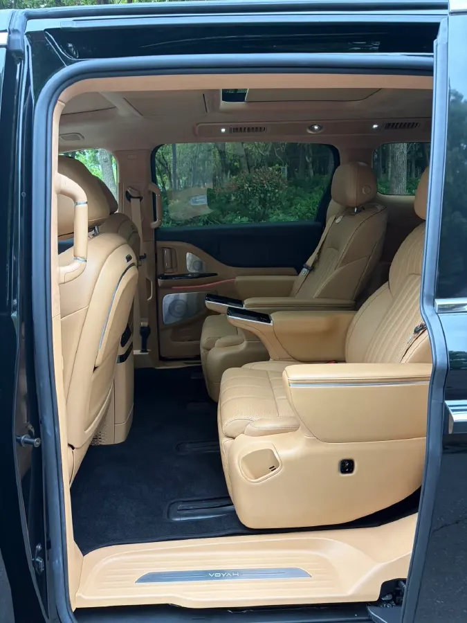 2025 Voyah Dream 1.5T 150HP L4 PHEV 41.7KWH,autocango,china used car exporter,china ev exporter,chinese used car exporter,chinese used ev exporter