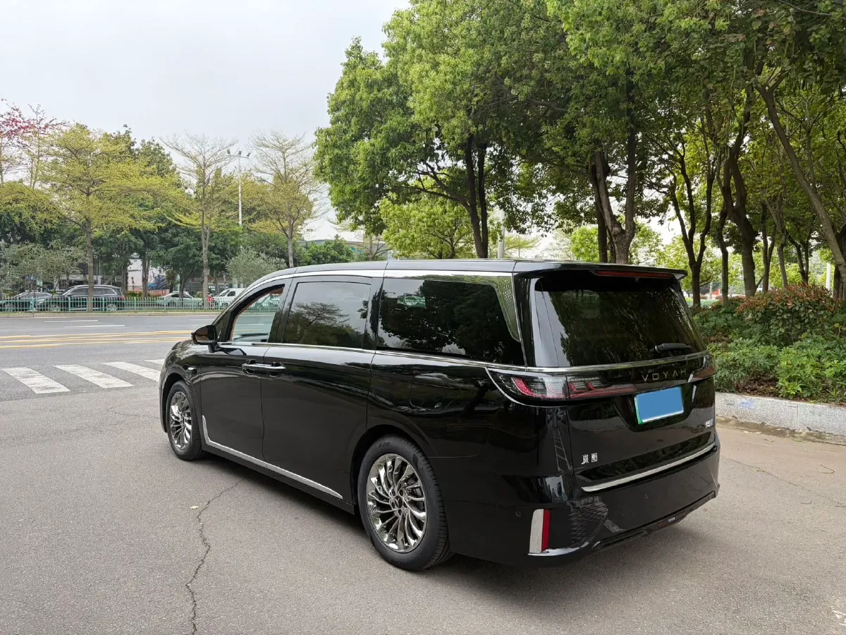 2025 Voyah Dream 1.5T 150HP L4 PHEV 41.7KWH,autocango,china used car exporter,china ev exporter,chinese used car exporter,chinese used ev exporter