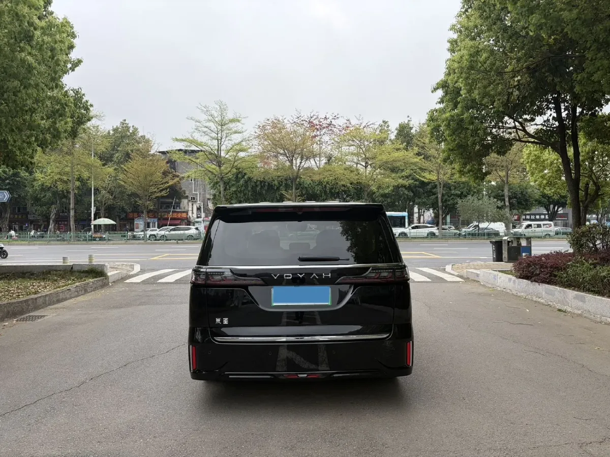 2025 Voyah Dream 1.5T 150HP L4 PHEV 41.7KWH,autocango,china used car exporter,china ev exporter,chinese used car exporter,chinese used ev exporter