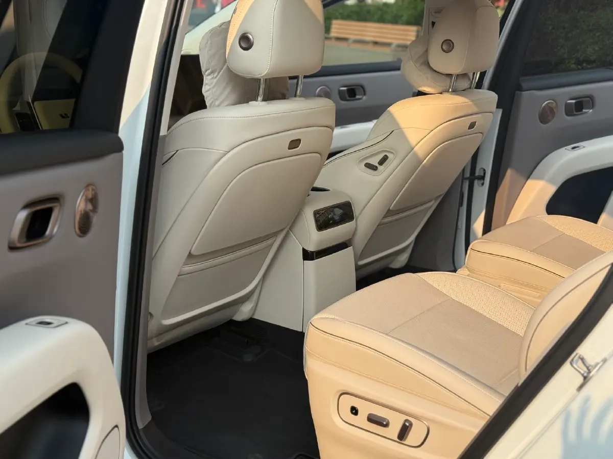 2025 Li i8 BEV,autocango,china used car exporter,china ev exporter,chinese used car exporter,chinese used ev exporter