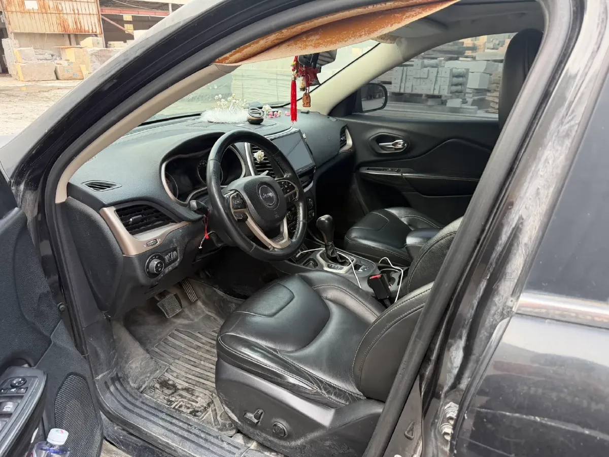 2017 Jeep Cherokee 2.0L 155HP L4 9AT,autocango,china used car exporter,china ev exporter,chinese used car exporter,chinese used ev exporter