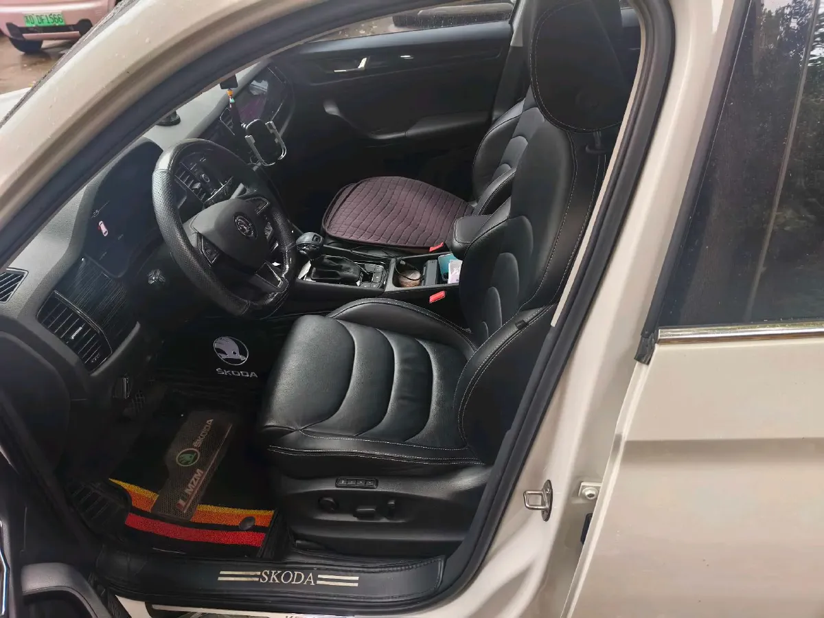 2019 Skoda Superb 2.0T 220HP L4 7DCT,autocango,china used car exporter,china ev exporter,chinese used car exporter,chinese used ev exporter