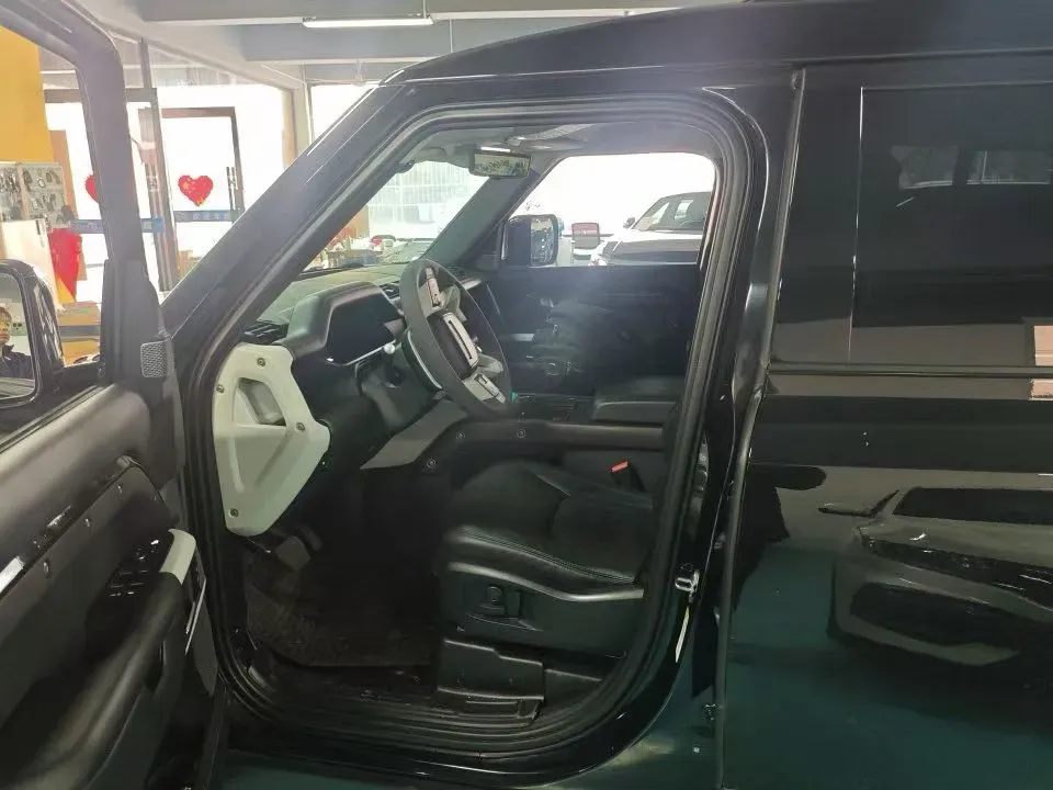 2020 Land Rover Defender 3.0T 400HP L6 8AT,autocango,china used car exporter,china ev exporter,chinese used car exporter,chinese used ev exporter