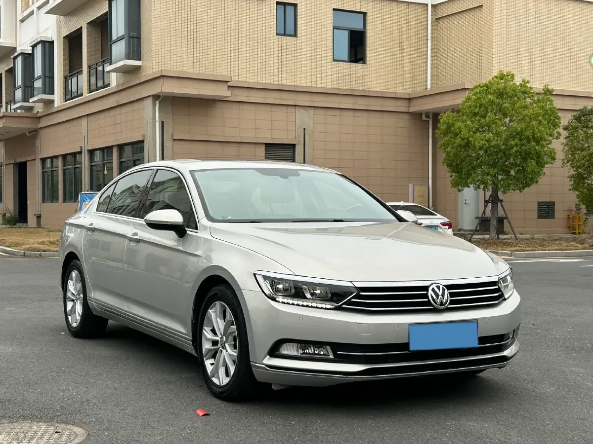 2018 Volkswagen Magotan 2.0T 220HP L4 7DCT,autocango,china used car exporter,china ev exporter,chinese used car exporter,chinese used ev exporter