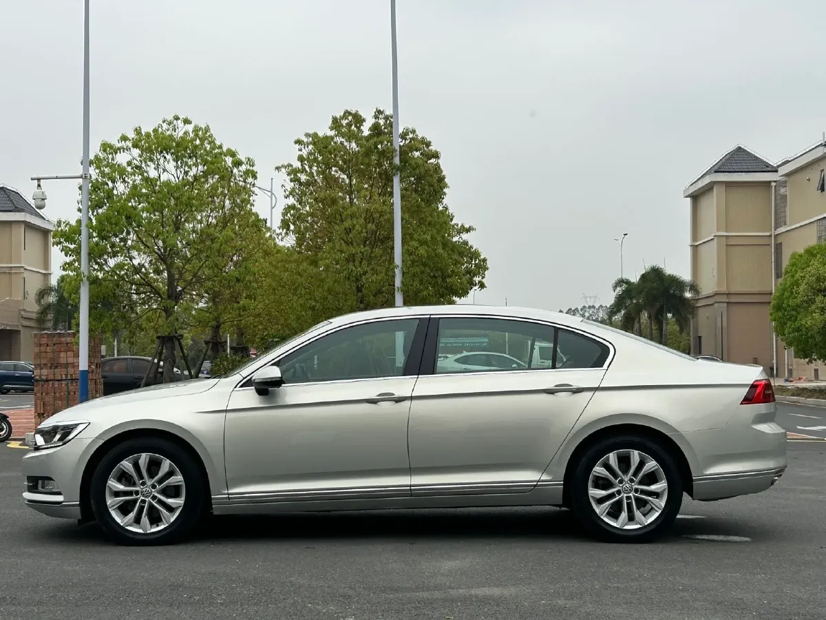 2018 Volkswagen Magotan 2.0T 220HP L4 7DCT,autocango,china used car exporter,china ev exporter,chinese used car exporter,chinese used ev exporter