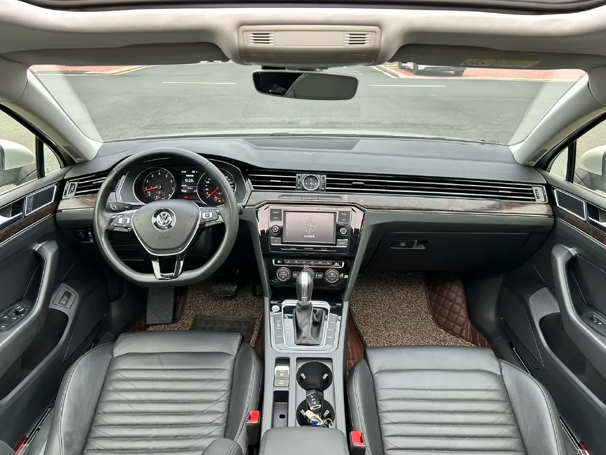 2018 Volkswagen Magotan 2.0T 220HP L4 7DCT,autocango,china used car exporter,china ev exporter,chinese used car exporter,chinese used ev exporter