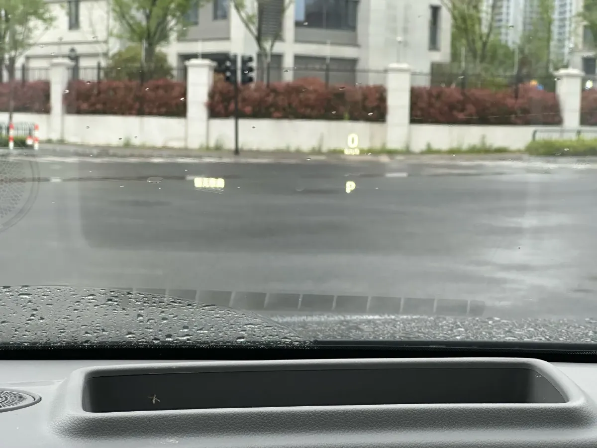 2025 Voyah Dream 1.5T 150HP L4 PHEV 41.7KWH,autocango,china used car exporter,china ev exporter,chinese used car exporter,chinese used ev exporter