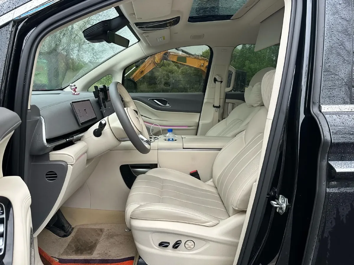 2025 Voyah Dream 1.5T 150HP L4 PHEV 41.7KWH,autocango,china used car exporter,china ev exporter,chinese used car exporter,chinese used ev exporter