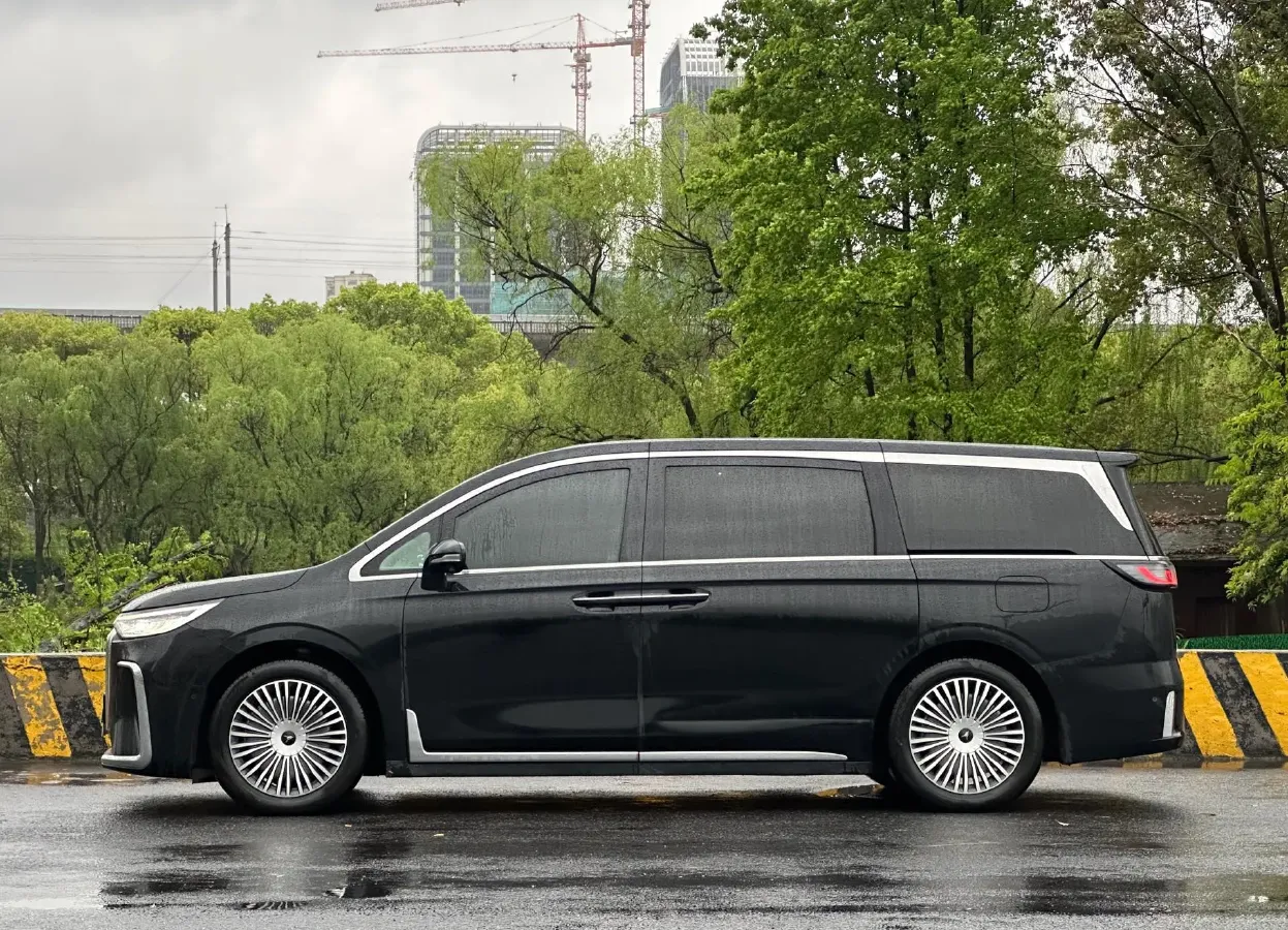 2025 Voyah Dream 1.5T 150HP L4 PHEV 41.7KWH,autocango,china used car exporter,china ev exporter,chinese used car exporter,chinese used ev exporter