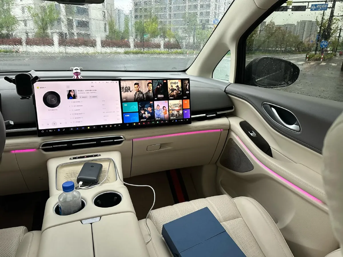 2025 Voyah Dream 1.5T 150HP L4 PHEV 41.7KWH,autocango,china used car exporter,china ev exporter,chinese used car exporter,chinese used ev exporter