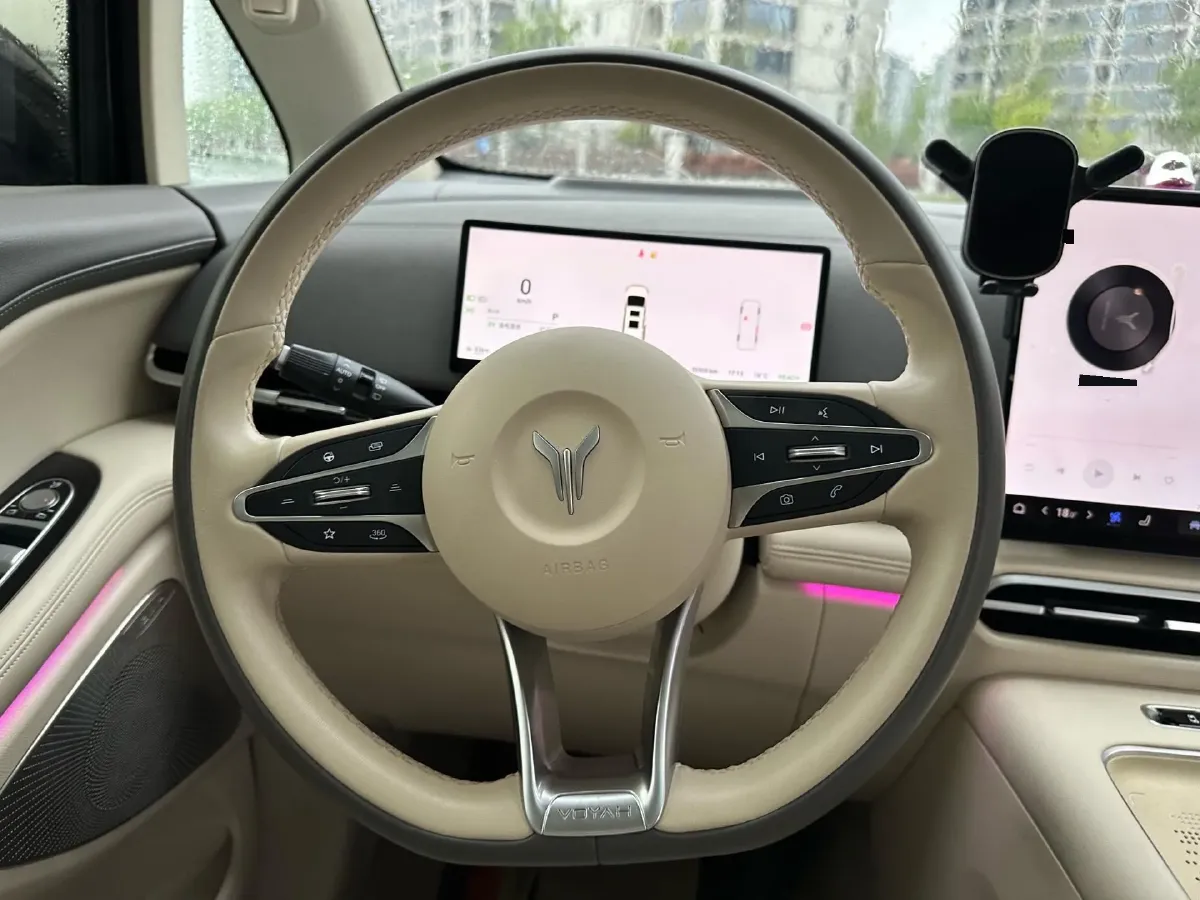 2025 Voyah Dream 1.5T 150HP L4 PHEV 41.7KWH,autocango,china used car exporter,china ev exporter,chinese used car exporter,chinese used ev exporter