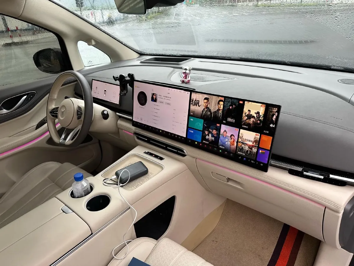 2025 Voyah Dream 1.5T 150HP L4 PHEV 41.7KWH,autocango,china used car exporter,china ev exporter,chinese used car exporter,chinese used ev exporter