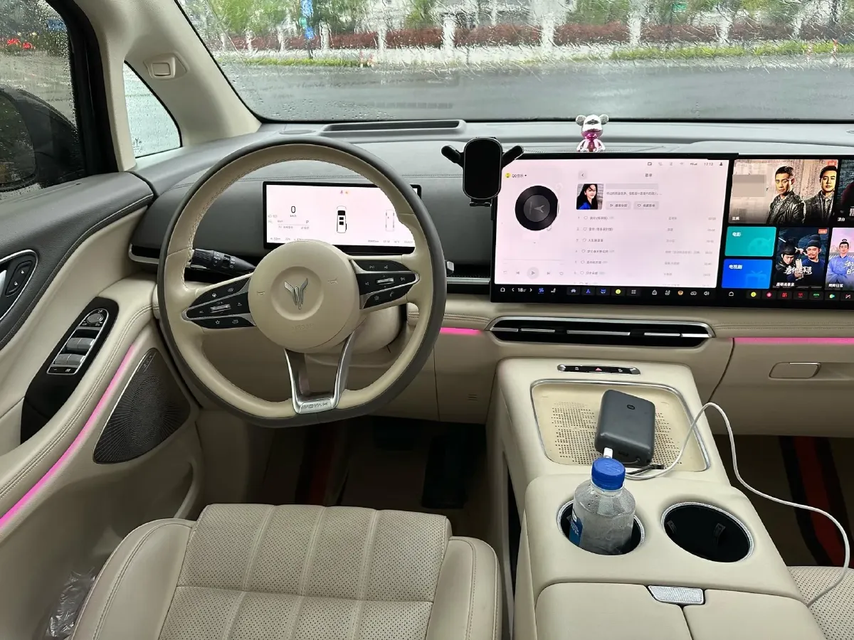 2025 Voyah Dream 1.5T 150HP L4 PHEV 41.7KWH,autocango,china used car exporter,china ev exporter,chinese used car exporter,chinese used ev exporter