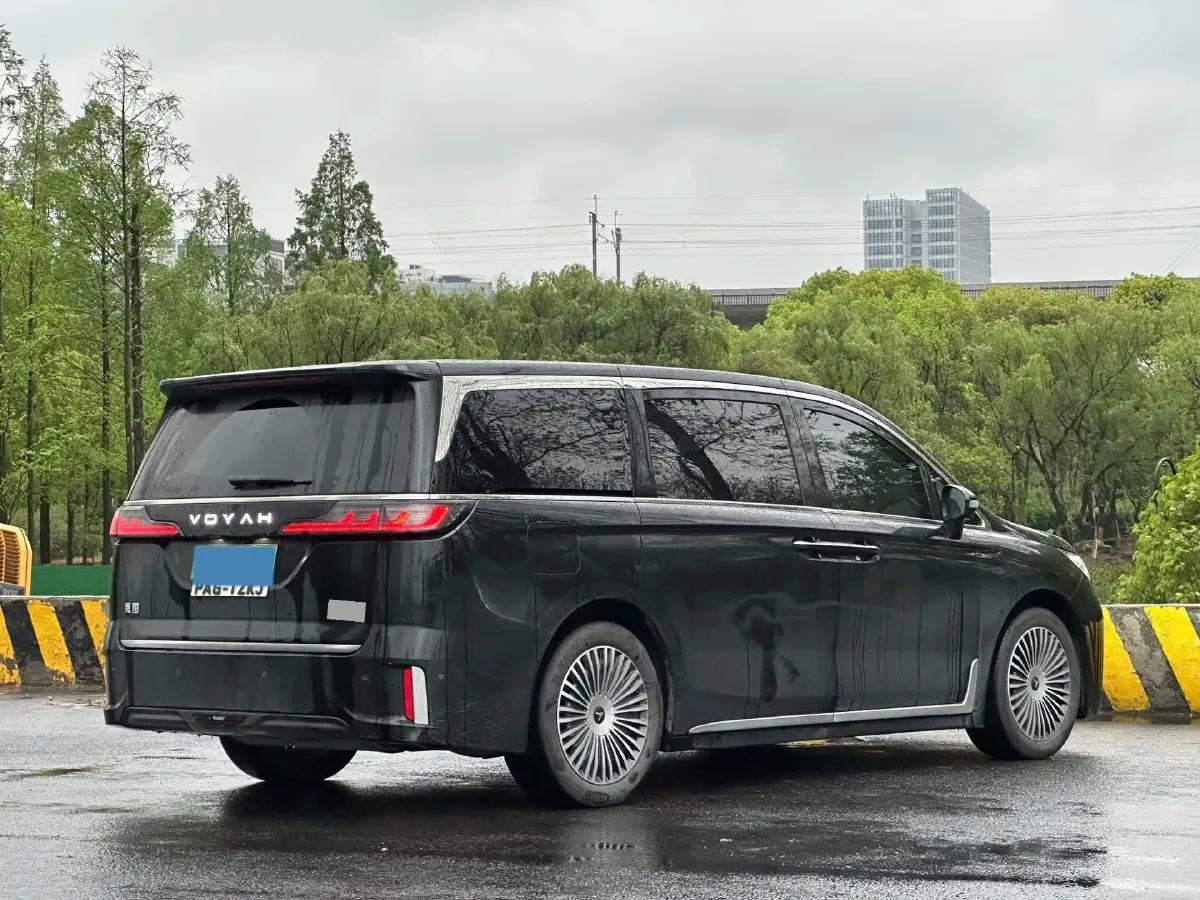 2025 Voyah Dream 1.5T 150HP L4 PHEV 41.7KWH,autocango,china used car exporter,china ev exporter,chinese used car exporter,chinese used ev exporter
